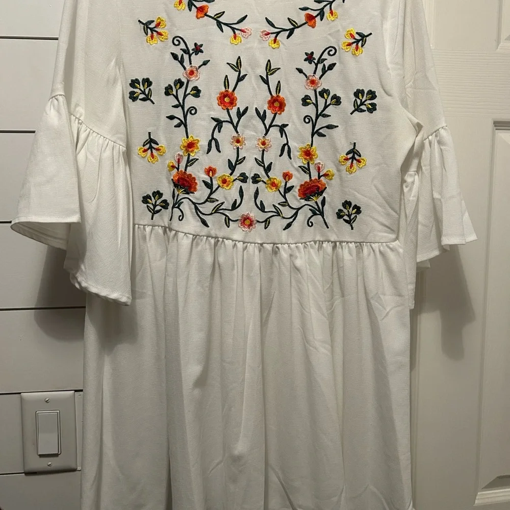 Embroidered white flare sleeve dress - Picture 2 of 6
